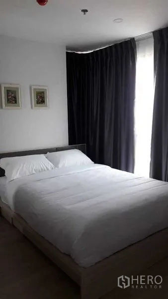 公寓 出租在Bang Na, Bangkok - Bang Na公寓主卧，双人床与白色床品，配遮光窗帘。