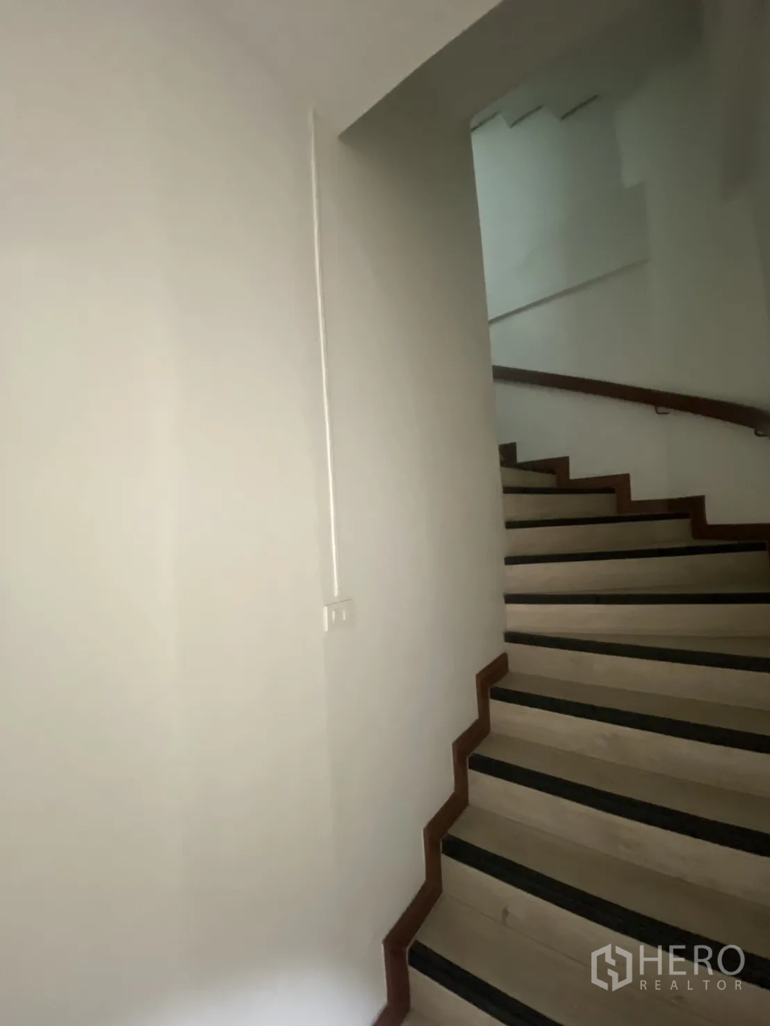ตึกแถว for rent in Bang Rak, Bangkok - บันไดภายในพื้นไม้พร้อมราวจับขึ้นสู่ชั้นบน