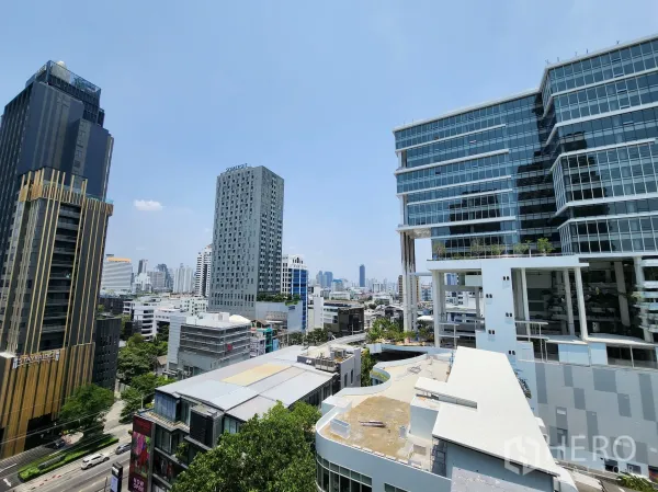 Condominium for rent in Watthana, Bangkok - High-rise city skyline view over Thonglor from the condominium window.