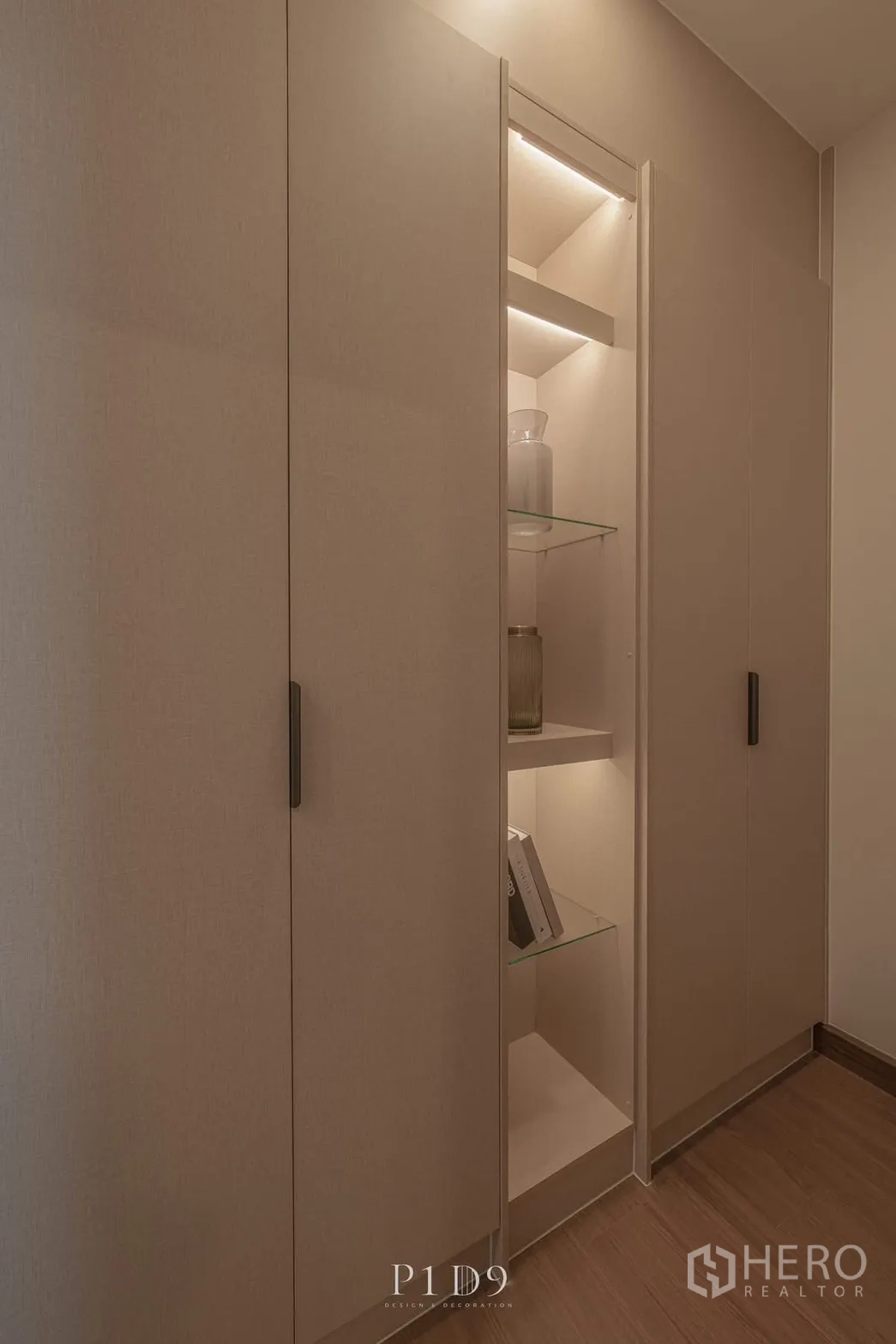 独栋房屋 for rent in Bang Phli, Samut Prakan - 高柜体内置发光玻璃展示格。