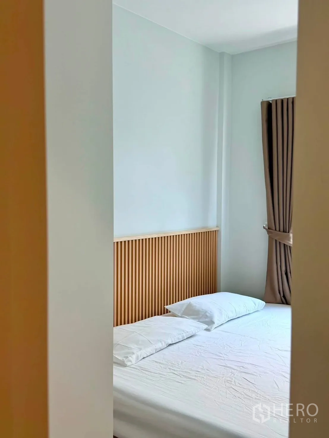 ทาวน์เฮาส์ for rent in Bang Phli, Samut Prakan - อีกมุมของห้องนอนแสดงเตียงและหน้าต่างพร้อมผ้าม่านสีน้ำตาล.