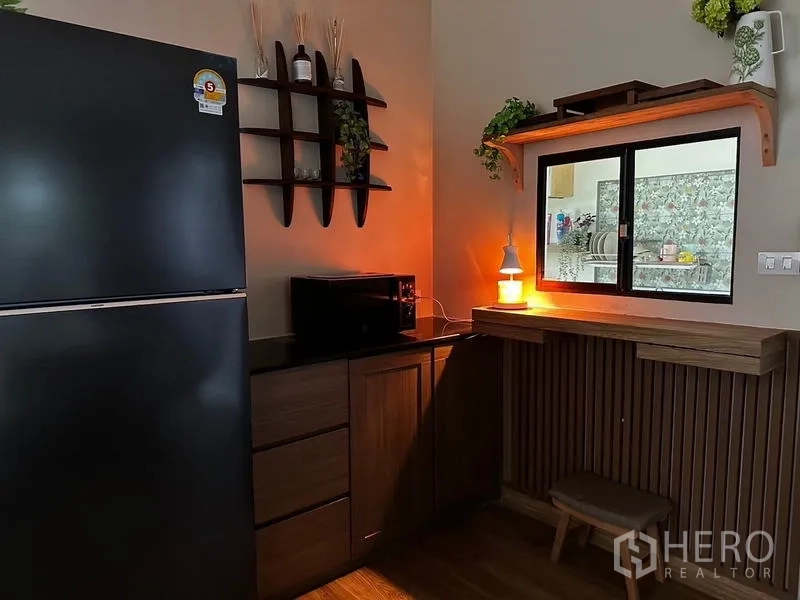 บ้าน ให้เช่าในPrawet, Bangkok - มุมแพนทรี ตู้เย็นสีดำ ตู้ไม้ ไมโครเวฟ และช่องเสิร์ฟ