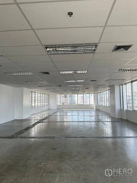 Office Space for rent in Pathum Wan, Bangkok - Corner office space with wraparound windows, polished concrete floors and trunking.