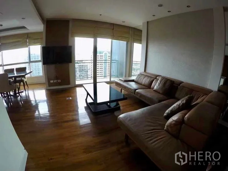 公寓 出租或出售在Khlong San, Bangkok - 客厅配皮质转角沙发、茶几与阳台城市景观
