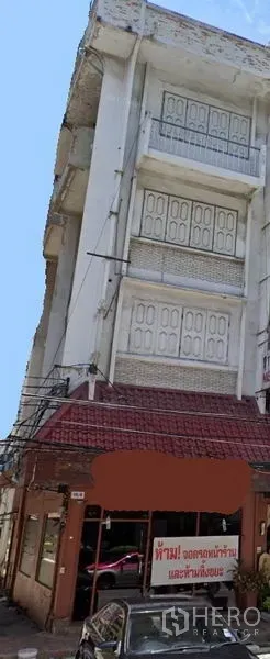 店屋 出租在Watthana, Bangkok - 四层临街商铺外立面，红色瓦檐与百叶窗门板。