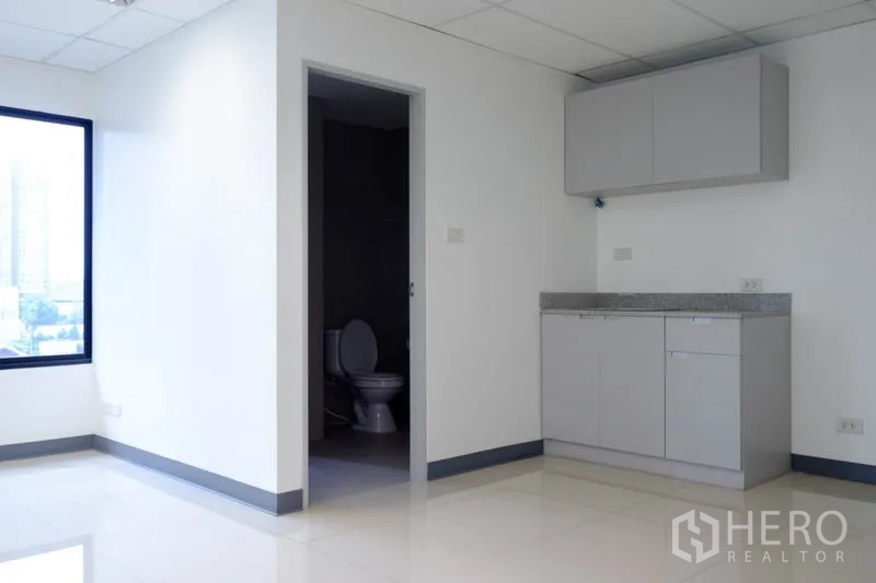 Office Space for rent in Chatuchak, Bangkok - Pantry cabinetry and a private bathroom inside the office suite.