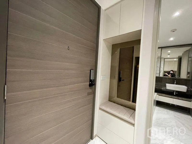 Condominium for rent in Khlong Toei, Bangkok - Entrance foyer with digital door lock and built-in bench with mirror
