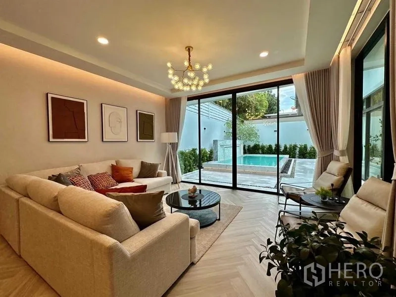 独立式住宅 出租在Bang Phli, Samut Prakan - 家庭起居室，推拉门外是私人游泳池。