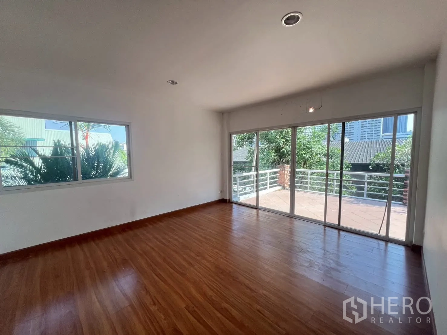 บ้านเดี่ยว for rent in Watthana, Bangkok - ห้องนอนชั้นบนพื้นไม้ มีประตูบานเลื่อนออกสู่ระเบียงใหญ่