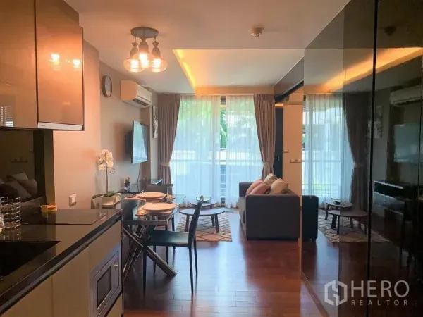 คอนโด ให้เช่าในWatthana, Bangkok - ห้องนั่งเล่นแบบเปิดโล่ง มีหน้าต่างบานใหญ่ ชุดทานอาหาร และครัวขนาดกะทัดรัด