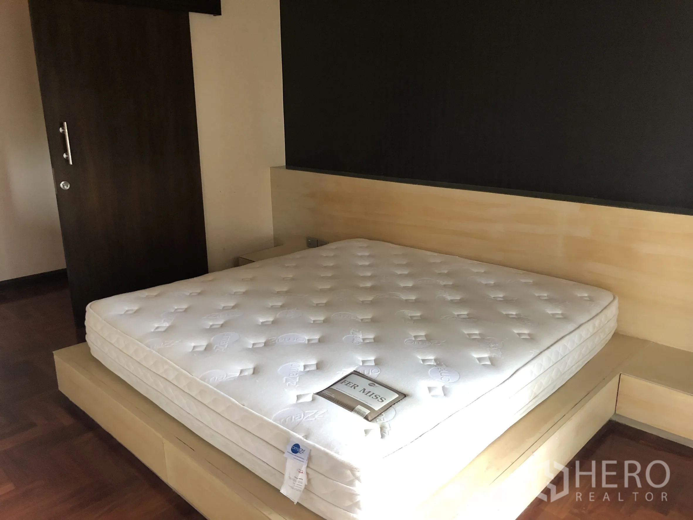 คอนโด ให้เช่าในSathon, Bangkok - ห้องนอนมีฐานเตียงยกพื้น ประตูบานเลื่อนสีเข้ม และพื้นไม้