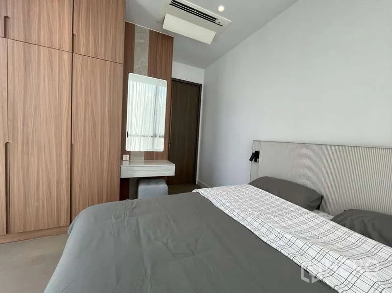 Condominium for rent or sale in Sathon, Bangkok - Bedroom with wood built-in wardrobe, dressing table and neutral decor.