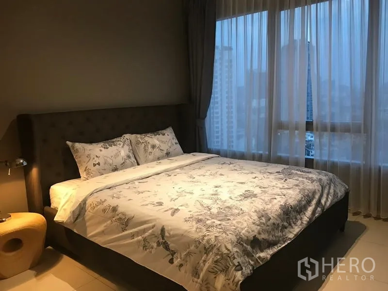 公寓 出租在Watthana, Bangkok - 卧室配大床与落地窗，眺望曼谷城市景观
