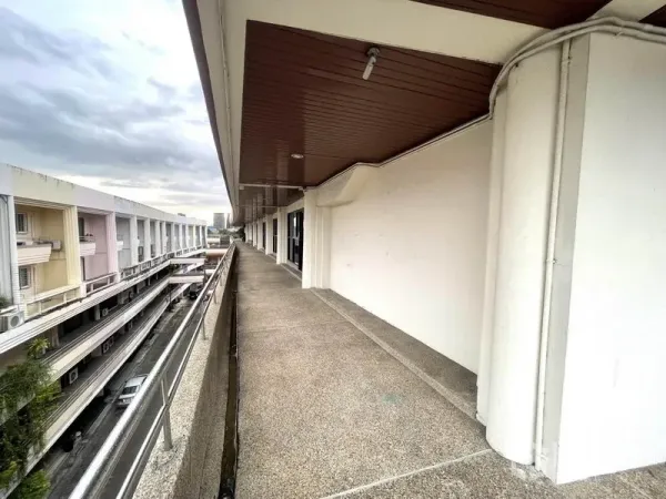 办公空间 出租在Khlong Toei, Bangkok - 上层有顶室外走廊与栏杆，办公室外的通道（帕卡农）。