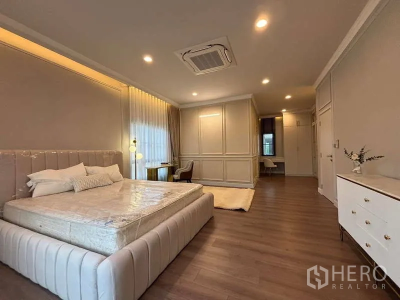 บ้าน ให้เช่าในBang Phli, Samut Prakan - มาสเตอร์สวีทพร้อมแอร์ฝังฝ้า แสงสว่างนุ่ม และเตียงคิงส์ไซส์
