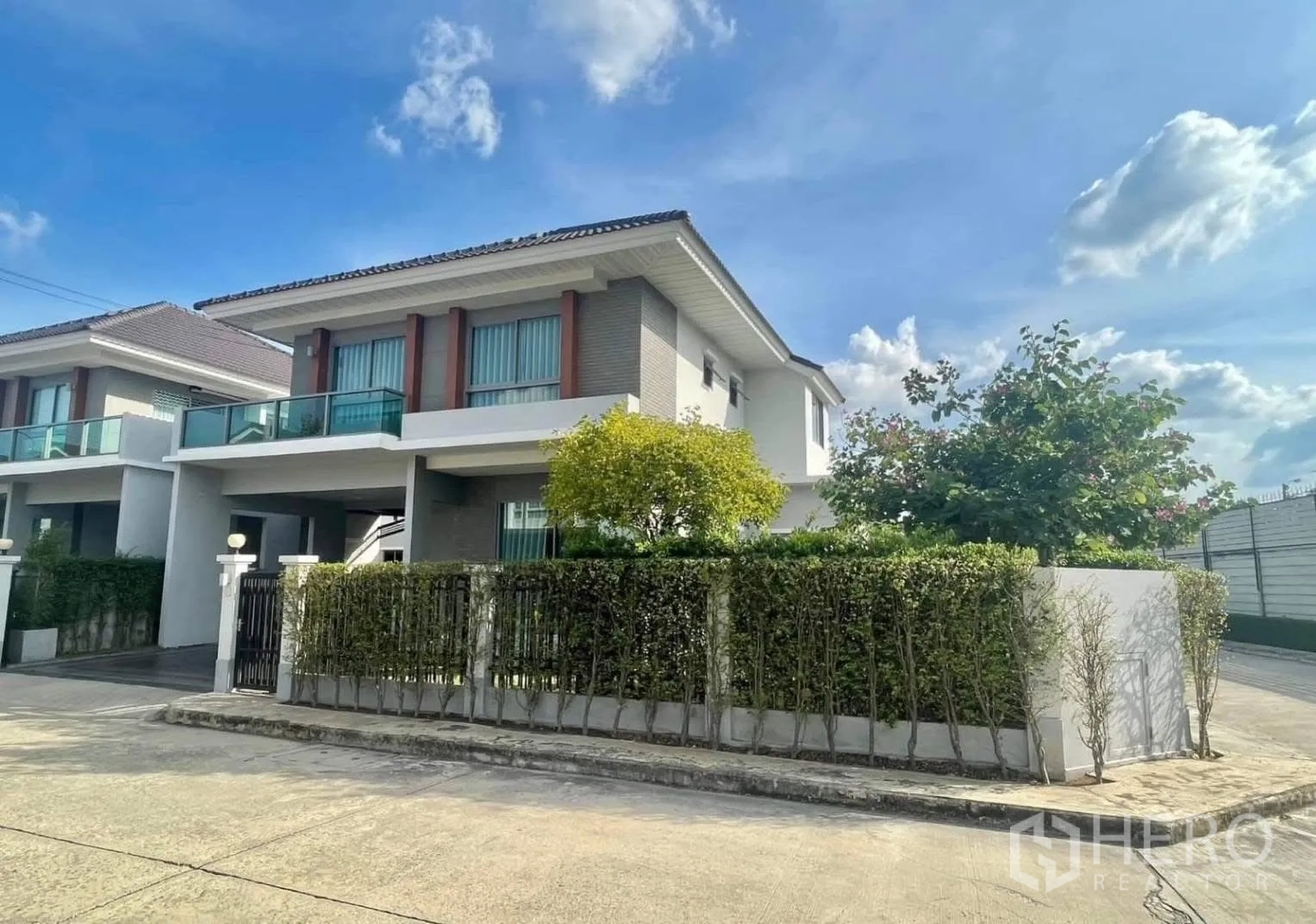บ้านเดี่ยว for rent in Bang Phli, Samut Prakan - ภายนอกบ้านเดี่ยวสมัยใหม่ แปลงหัวมุม รั้วแนวต้นไม้ และที่จอดรถมีหลังคา