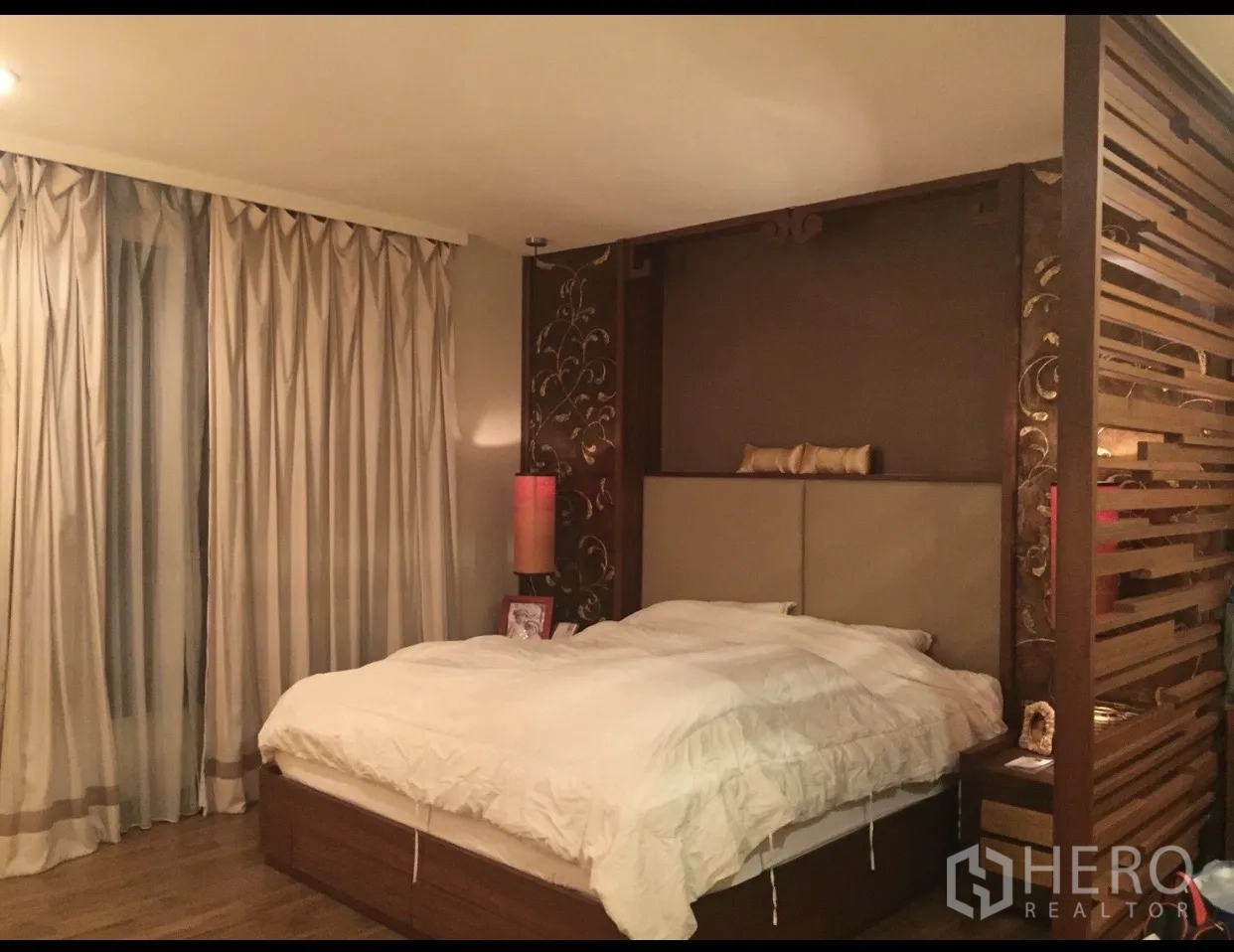公寓 出售在Yan Nawa, Bangkok - 主卧带软包床头、木质隔断与全高窗帘。