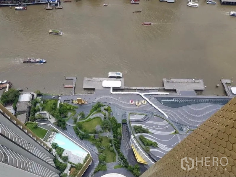 公寓 出租在Khlong San, Bangkok - 鸟瞰园景步道与河岸平台，下方为湄南河。