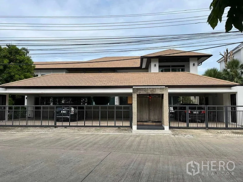 Detached House for sale in Bang Kapi, Bangkok - Modern two-storey detached house with gated frontage and covered carports in Ladprao, Bangkok
