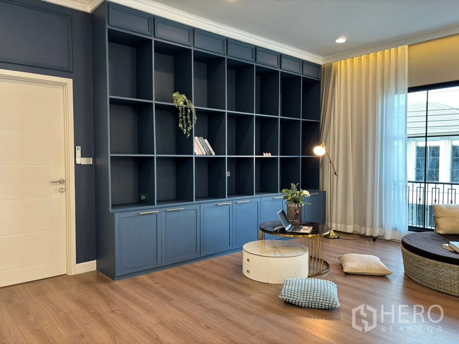 บ้าน ให้เช่าในBang Phli, Samut Prakan - ห้องนั่งเล่นชั้นบนพร้อมชั้นหนังสือบิลท์อินสีกรมท่าและวิวระเบียง.