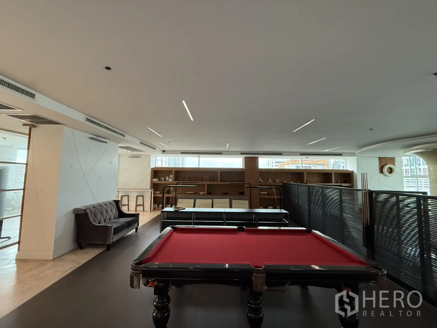 公寓 出租在Phaya Thai, Bangkok - 住户娱乐室，红色台球桌与乒乓区。