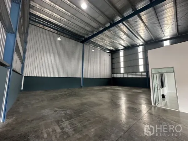 工厂 出租在Bang Phli, Samut Prakan - 高挑厂房内部，钢结构与抛光混凝土地面，配玻璃门办公室