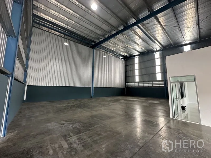 工厂 出租在Bang Phli, Samut Prakan - 高挑厂房内部，钢结构与抛光混凝土地面，配玻璃门办公室