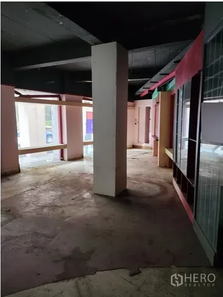 零售空间 出租在Khlong Toei, Bangkok - 开放式店铺空间，中央立柱与多处展示位，临街采光良好。