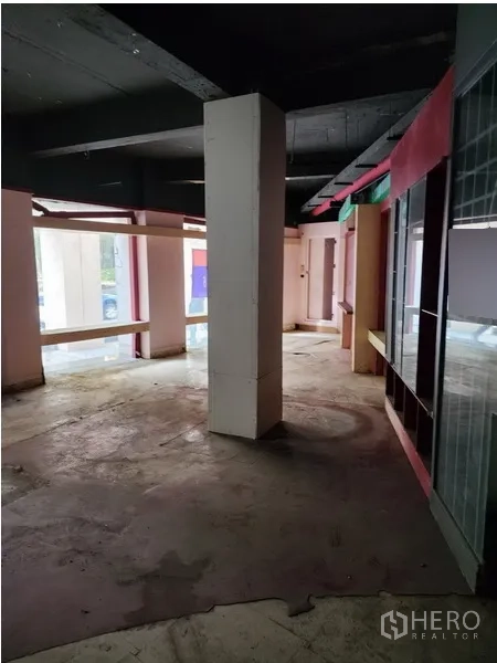 零售空间 出租在Khlong Toei, Bangkok - 开放式店铺空间，中央立柱与多处展示位，临街采光良好。
