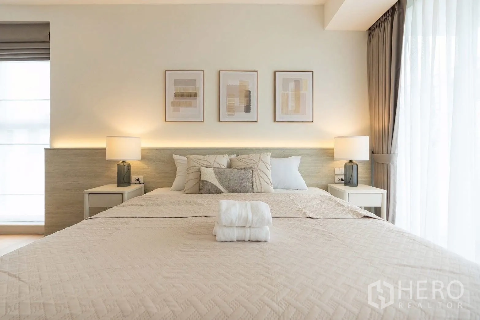 Detached House for rent in Saphan Sung, Bangkok - King-size bed with bedside lamps and soft neutral decor.
