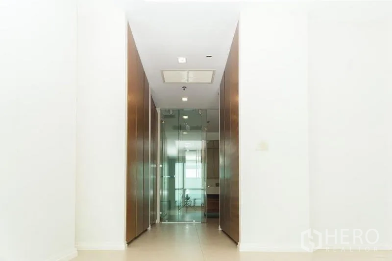 公寓 出售在Khlong San, Bangkok - 走廊两侧为木质衣柜，尽头为玻璃门。
