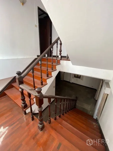 带办公室的家 出租在Pathum Wan, Bangkok - 木质楼梯与扶手，俯瞰楼下起居区