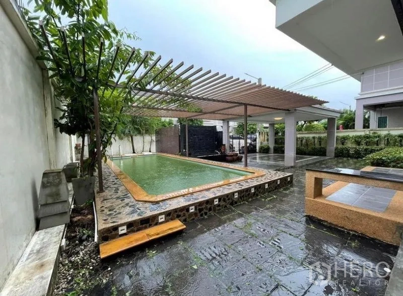 บ้าน ขายในBang Phli, Samut Prakan - สระว่ายน้ำส่วนตัว พร้อมซุ้มระแนง พื้นกระเบื้องหิน และต้นไม้ในรั้วรอบขอบชิด