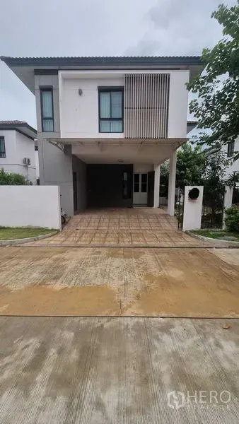 บ้าน ให้เช่าในBang Khun Thian, Bangkok - บ้านเดี่ยวสองชั้นสไตล์โมเดิร์น พร้อมโรงจอดรถ 2 คัน พื้นทางเข้าปูกระเบื้องและซี่ไม้ตกแต่งด้านหน้า