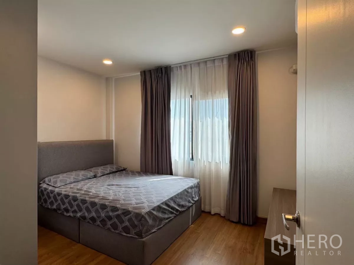 独立式住宅 出租在Bang Phli, Samut Prakan - 温馨卧室，双人床、窗帘与自然采光。
