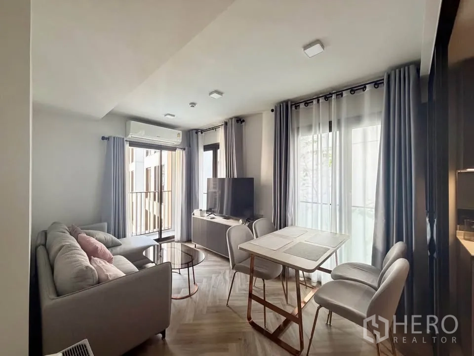 คอนโด for rent in Watthana, Bangkok - ห้องนั่งเล่นสว่างพร้อมประตูระเบียง ชั้นวางทีวี โต๊ะกาแฟทรงกลม และชุดโต๊ะทานอาหาร