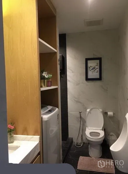 联排别墅 出租在Khlong Toei, Bangkok - 客卫带搁架洗衣机、坐便与小便器，仿石纹墙面