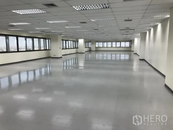 办公空间 出租在Bang Na, Bangkok - 开放办公区，成排大窗、瓷砖地面、中央空调送风口与明亮LED灯，曼谷。
