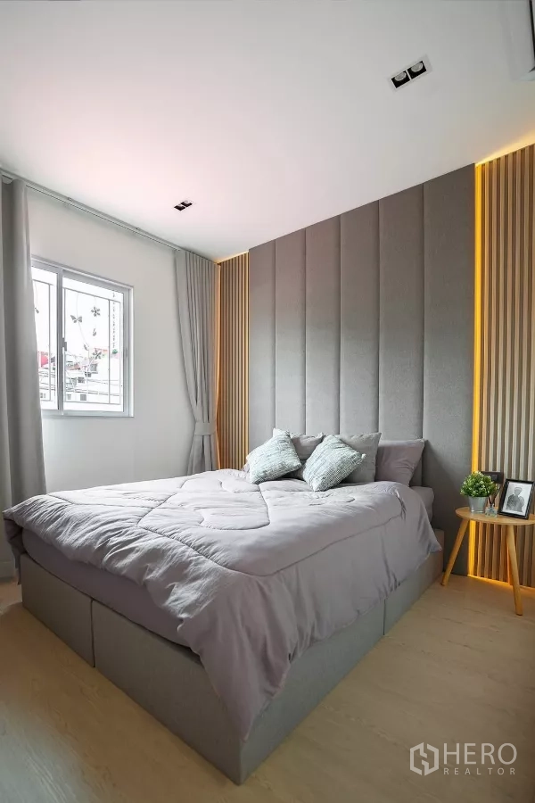 บ้าน ให้เช่าในHuai Khwang, Bangkok - ห้องนอนหัวเตียงบุผ้า ไฟซ่อน และหน้าต่างรับแสง