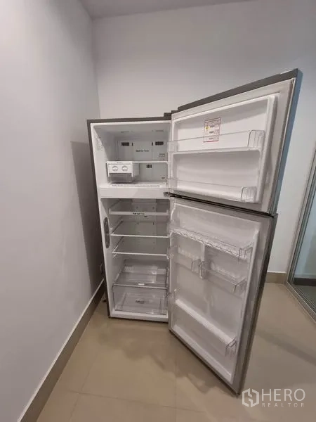 公寓 出租在Ratchathewi, Bangkok - 双门冰箱开启，展示宽敞搁架与冷冻室