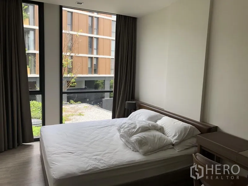คอนโด ให้เช่าในWatthana, Bangkok - ห้องนอนใหญ่เตียงคู่ ม่านทึบ หน้าต่างบานใหญ่ มองเห็นคอร์ตยาร์ดสวน