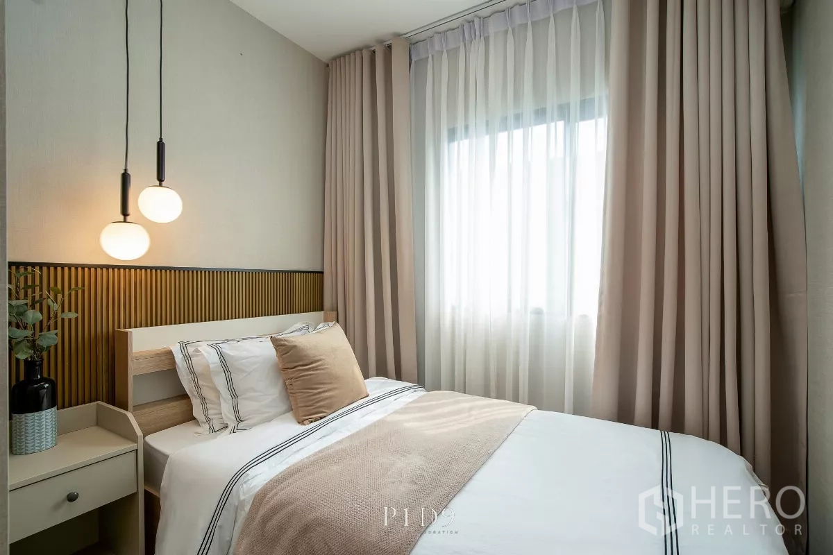 ทาวน์เฮาส์ ให้เช่าในBang Phli, Samut Prakan - ห้องนอนผู้เข้าพัก เตียงคู่ ผ้าม่านโปร่ง และโคมแขวนทรงกลม