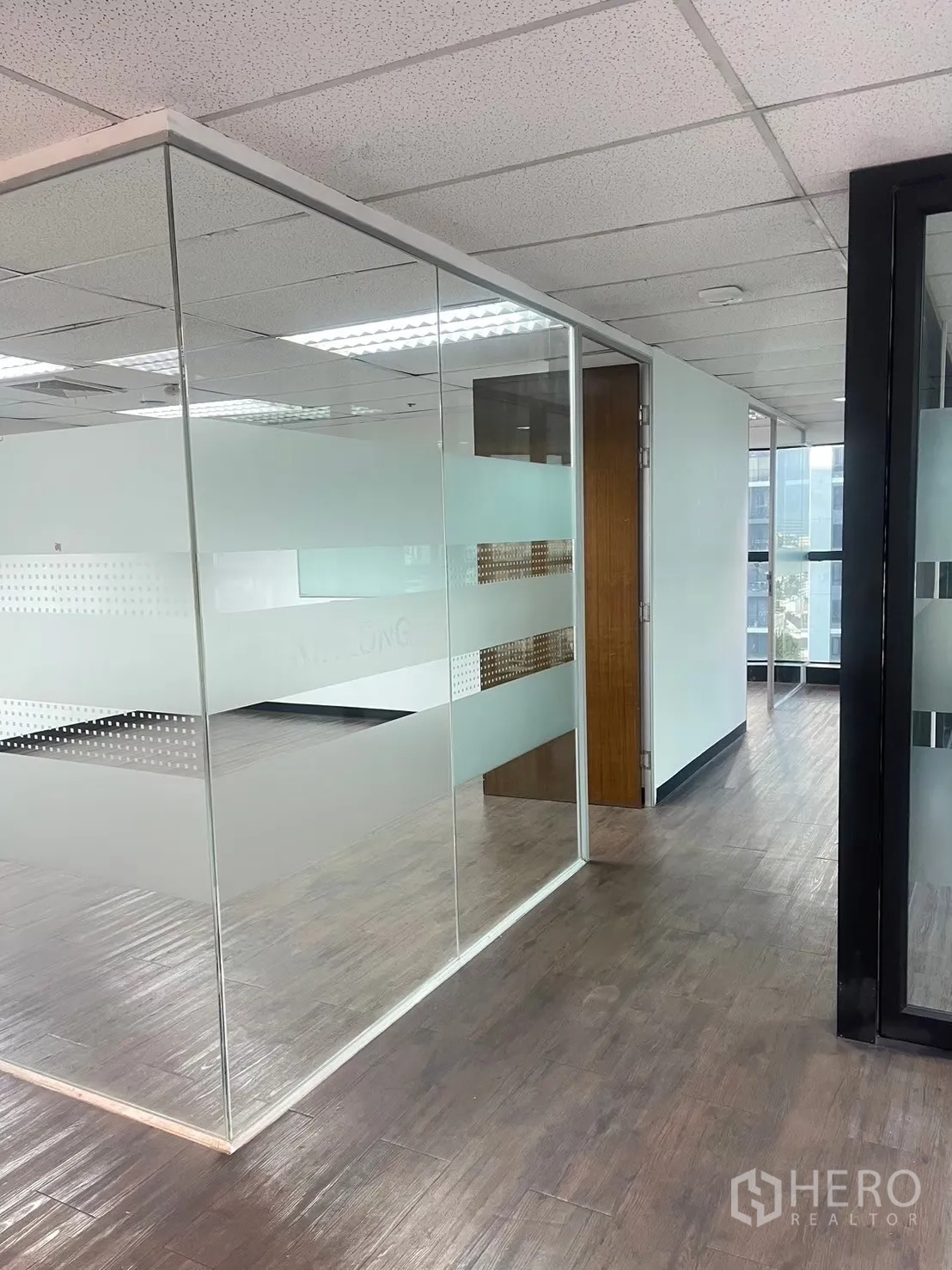 Office Space for rent in Watthana, Bangkok - Glass-partitioned corner meeting room with frosted privacy bands and wood-look flooring.
