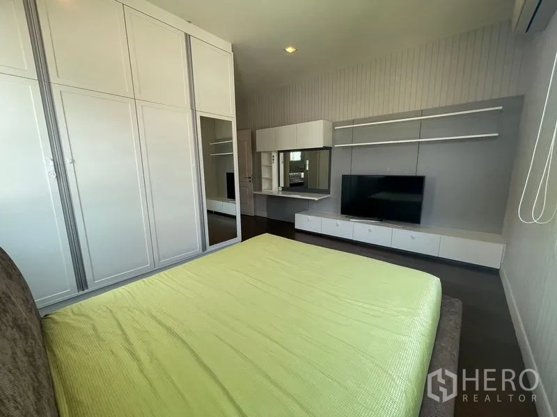 Detached House for rent in Bang Phli, Samut Prakan - Bedroom with large wardrobes, wall-mounted TV and dressing table.