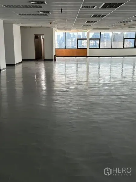 办公空间 出租在Bangkok - 开放办公区，整排窗户采光充足，并设有一间小型独立房。