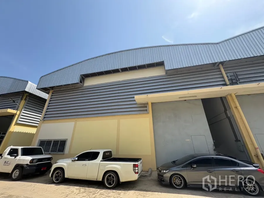 คลังสินค้า ให้เช่าในBan Phaeo, Samut Sakhon - ด้านหน้าโกดังสมัยใหม่ ผนังเมทัลชีท หลังคาสูง ประตูโหลดสินค้าใหญ่ มีที่จอดรถด้านหน้า