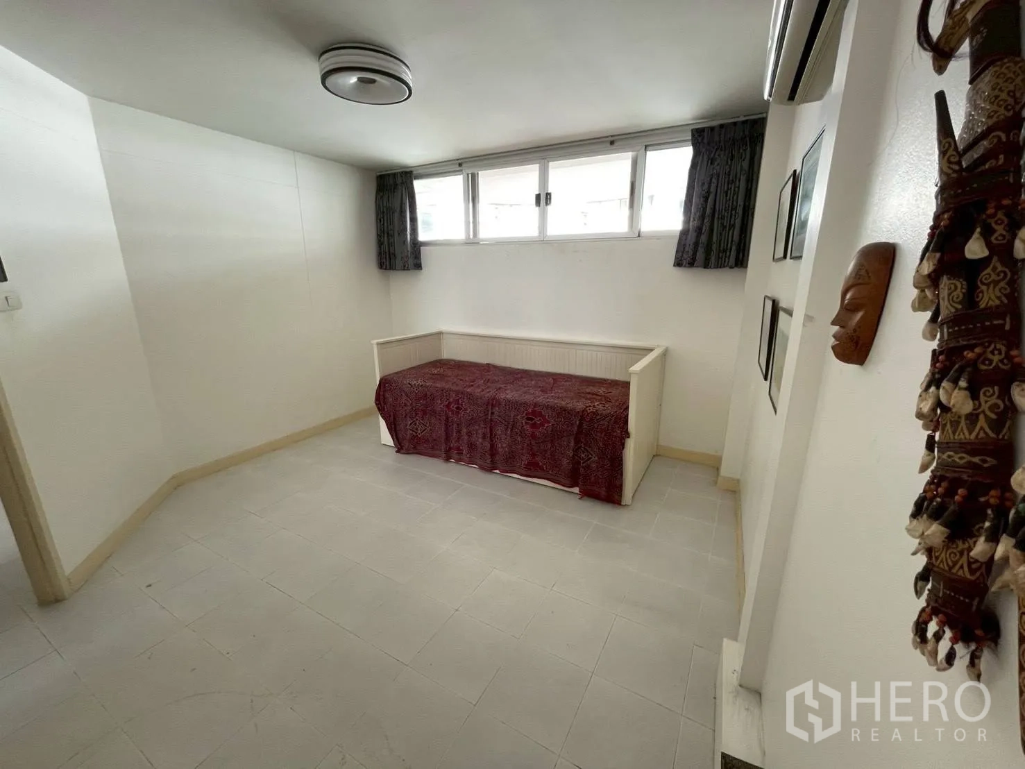 Condominium for sale in Wang Thonglang, Bangkok - Flexible second bedroom with daybed and high windows.