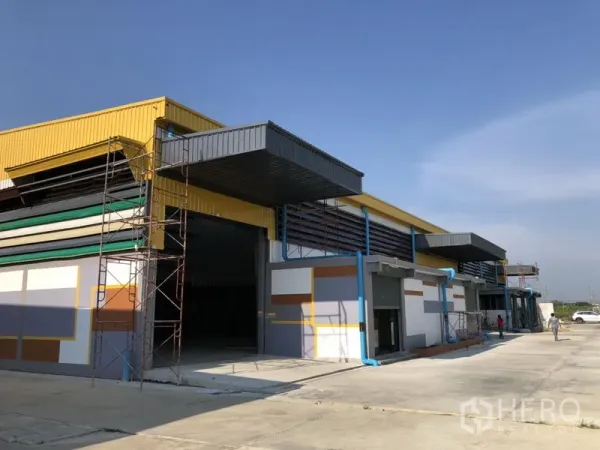 โรงงาน ให้เช่าในKhlong Luang, Pathum Thani - แถวโรงงานสมัยใหม่ พร้อมถนนคอนกรีตกว้างและหลังคาโหลดสินค้า