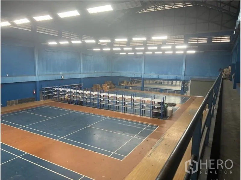 คลังสินค้า ให้เช่าในSaphan Sung, Bangkok - โถงคลังสินค้ามีชั้นลอย ทางเดิน และชั้นวาง พร้อมประตูม้วน