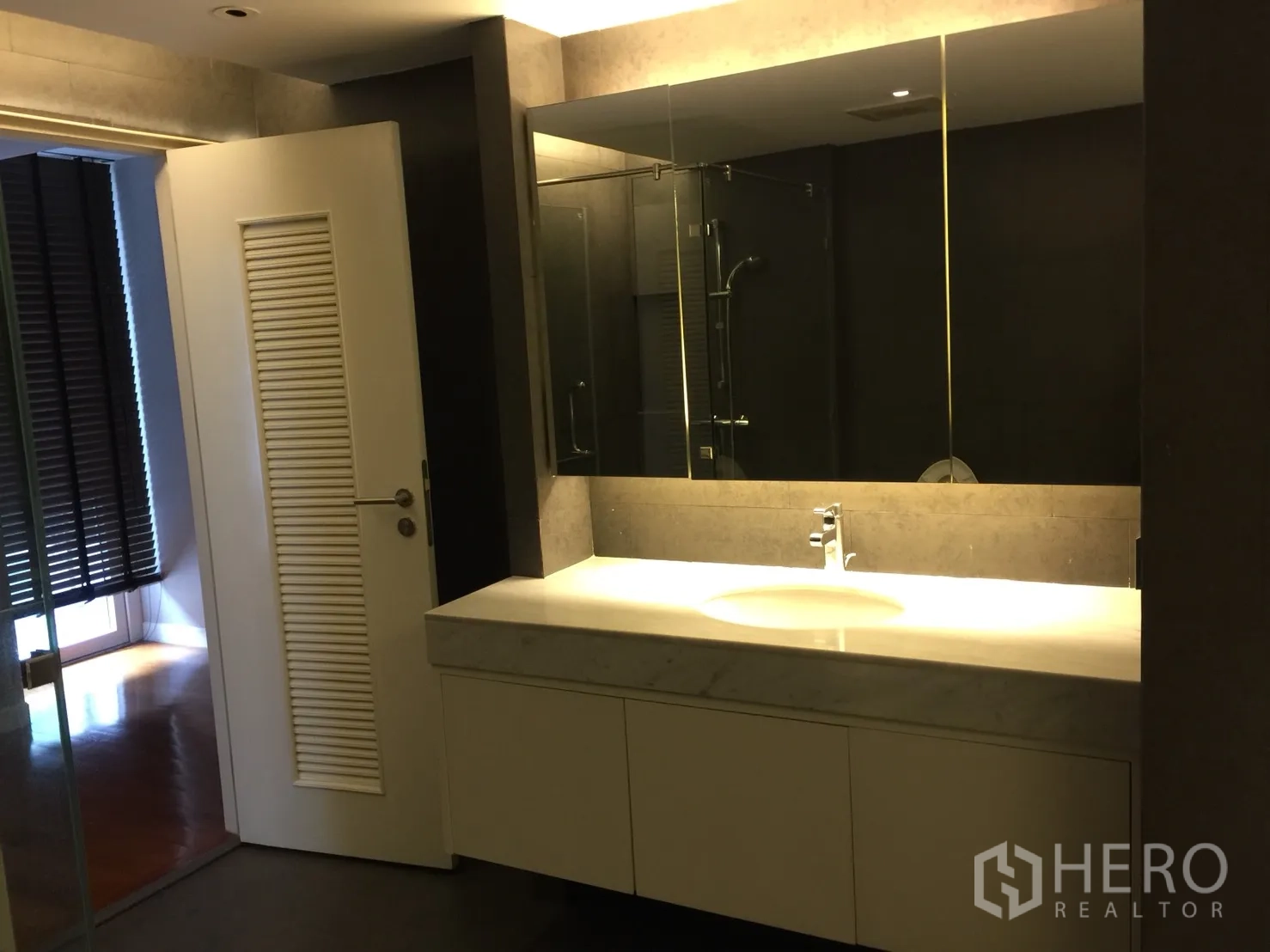 公寓 出租在Watthana, Bangkok - 卫浴盥洗台，超大镜面与内置收纳柜。